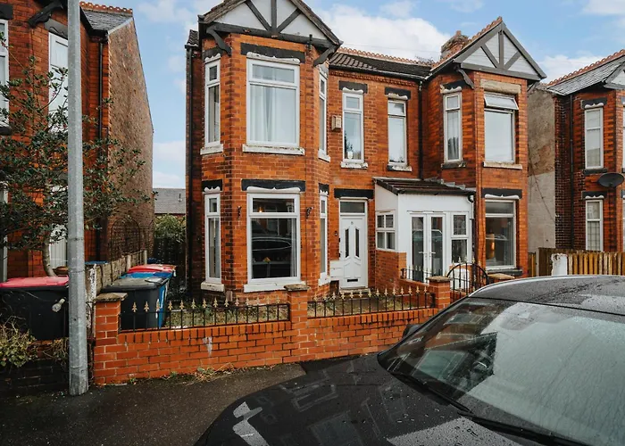 Vibrant & Spacious 3Br House, Near Manchester City & Salford Quays, Free Parking